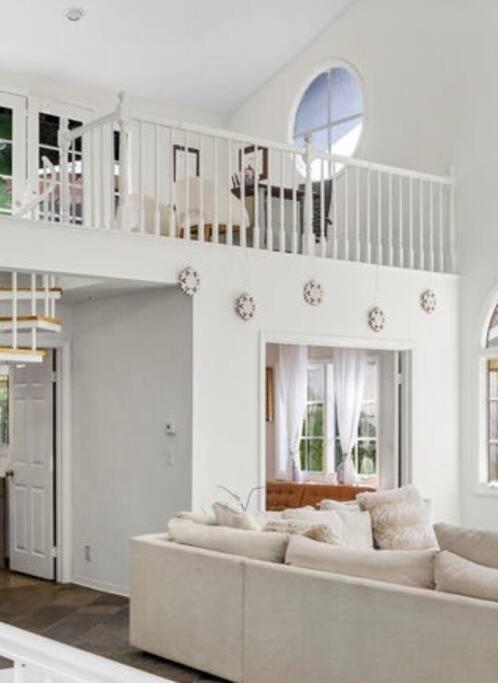 Stunning Mediterranean Mansion In Laurel Canyon Лос Анджелис Екстериор снимка