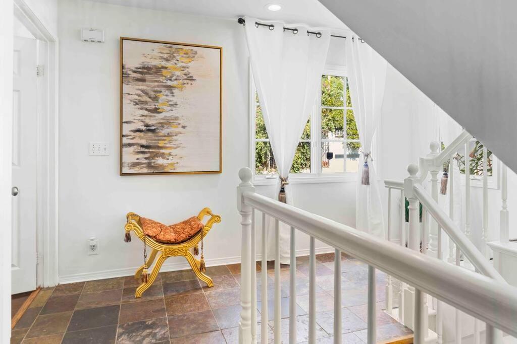 Stunning Mediterranean Mansion In Laurel Canyon Лос Анджелис Екстериор снимка