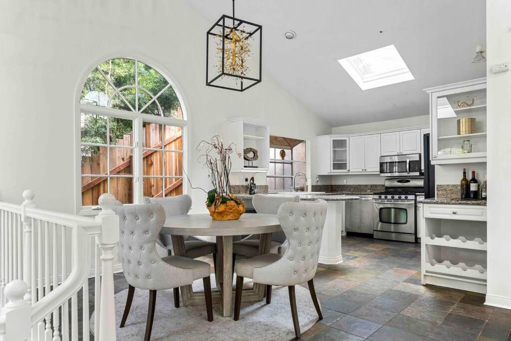 Stunning Mediterranean Mansion In Laurel Canyon Лос Анджелис Екстериор снимка
